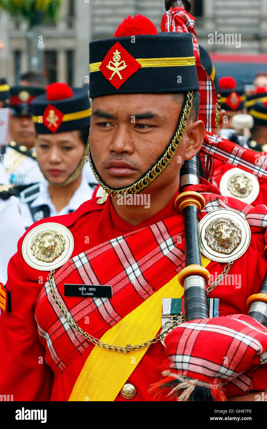 Glasgow, Vereinigtes Königreich. 9. August 2016. Am zweiten Tag des "Piping Lebens" parade der Bands The Royal Edinburgh Military Tattoo um George Square vor dem Betreten der Piping Live Arena für ein spektakuläres Feuerwerk. Das Bild ist Mitglied des NEPAL Army Band und Chor Kredite: Findlay/Alamy Live News Stockfoto