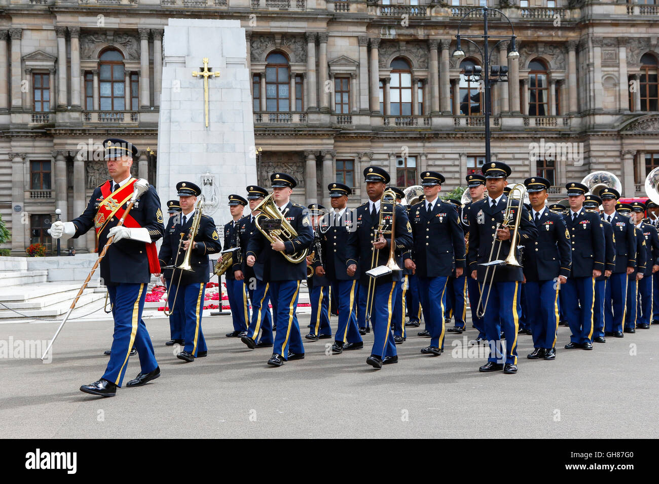 Glasgow, Vereinigtes Königreich. 9. August 2016. Am zweiten Tag des "Piping Lebens" parade der Bands The Royal Edinburgh Military Tattoo um George Square vor dem Betreten der Piping Live Arena für ein spektakuläres Feuerwerk. Das Bild ist der USA-Army-Band und Chor marschieren in George Square vor dem Ehrenmal und City Chambers. Bildnachweis: Findlay/Alamy Live-Nachrichten Stockfoto