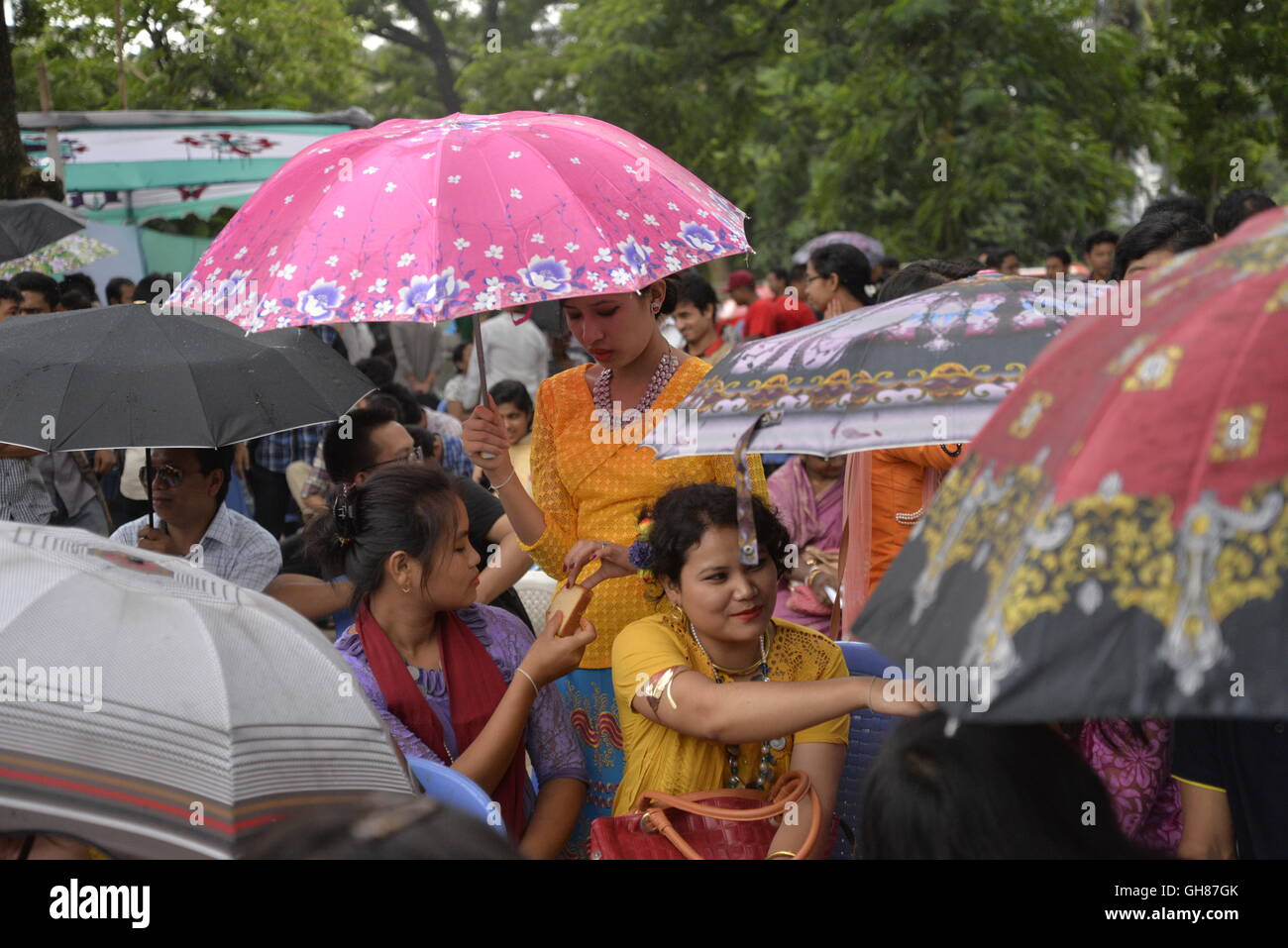 Bangladeshi indigenen Menschen versammeln sich auf einer großen Kundgebung anlässlich des internationalen Tages der indigenen Völker der Welt in Dhaka, Bangladesch. Am 9. August 2016 Stockfoto