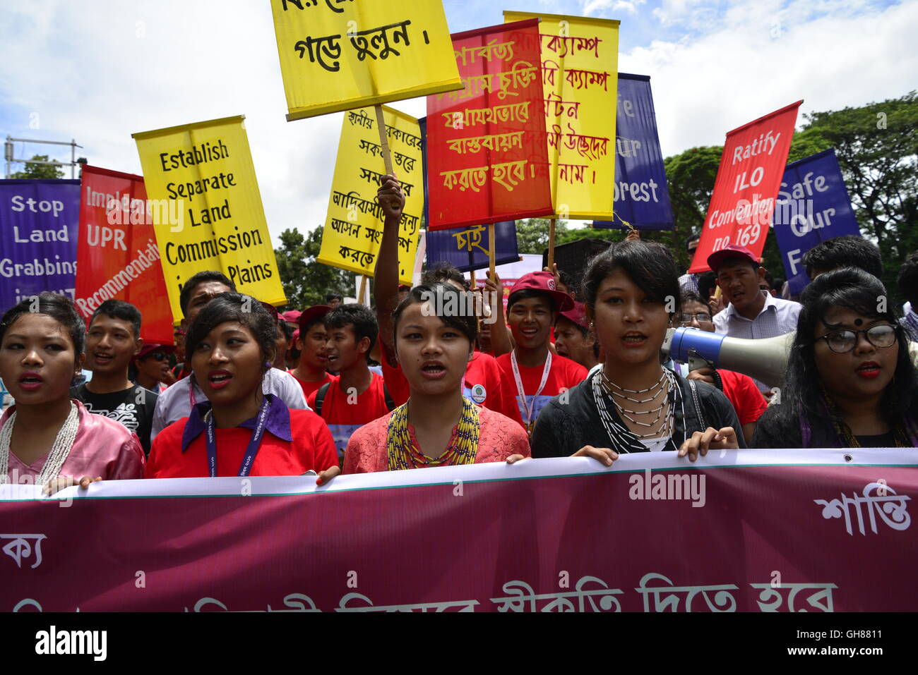 Dhaka, Bangladesch. 9. August 2016. Bangladeshi indigenen Menschen versammeln sich auf einer großen Kundgebung anlässlich des internationalen Tages der indigenen Völker der Welt in Dhaka, Bangladesch. Am 9. August 2016 Credit: Mamunur Rashid/Alamy Live-Nachrichten Stockfoto