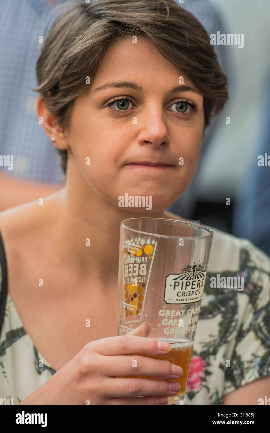 London, UK. 9. August 2016. Frauen genießen Pints - The Great British Beer Festival von der Kampagne organisiert für Real Ale (CAMRA) bietet den Besuchern über 900 real Ale, Apfelwein, Birnenmoste und internationalen Bieren bei Olympia. Bildnachweis: Guy Bell/Alamy Live-Nachrichten Stockfoto