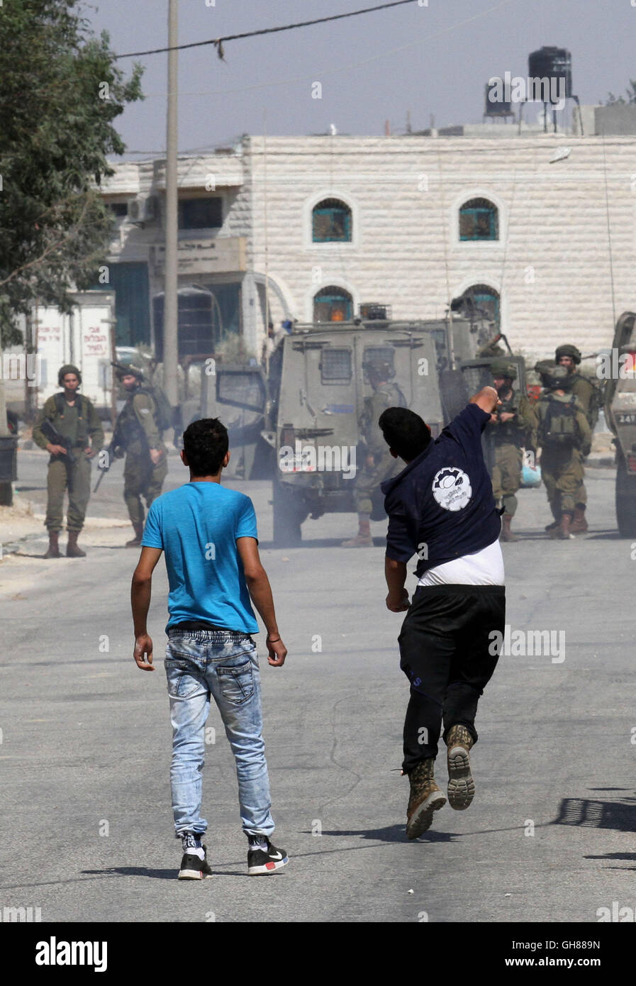 Nablus, Westjordanland, Palästinensische Gebiete. 9. August 2016. Palästinensische Demonstranten Zusammenstoß mit israelischen Soldaten in das Dorf Qusra am 9. August 2016 im besetzten Westjordanland. Qusra ist nur wenige Kilometer (Meilen) nördlich von der israelischen Siedlung Esh Kodesh und ist die Szene der häufigen Auseinandersetzungen zwischen Siedlern und Palästinensern Credit: Nedal Eshtayah/APA Bilder/ZUMA Draht/Alamy Live News Stockfoto