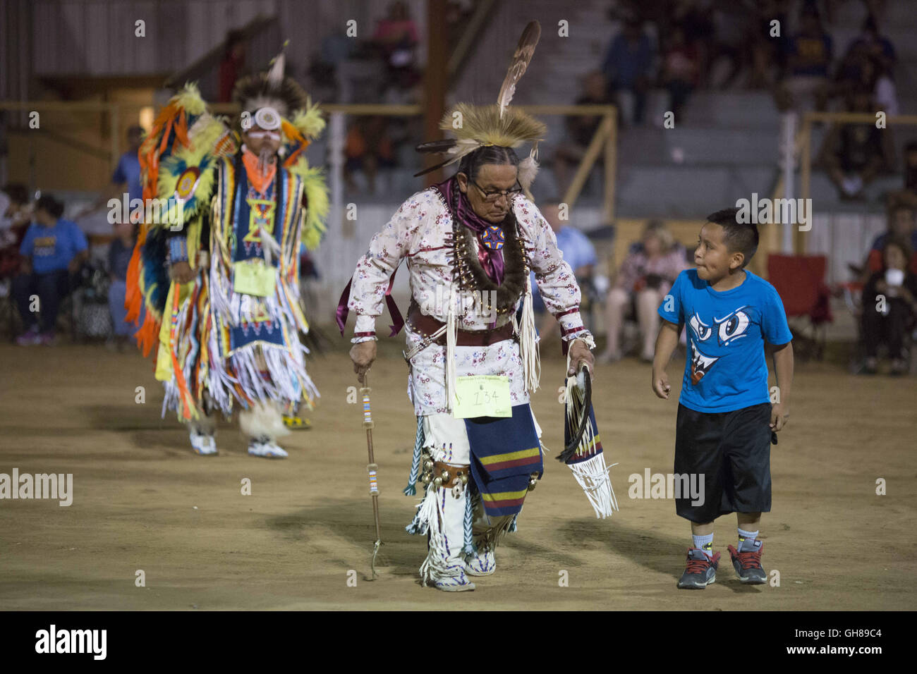 Anadarko, Oklahoma, USA. 8. November 2016. während der jährlichen American Indian Expo in Anadarko präsentiert Oklahoma.The annual American Indian Expo Kunst, Handwerk und Traditionen der 13 Ebenen Indianerstämme. Die Expo bietet der Chiricahua-Apachen, allgemein bekannt als Fort Sill Apache Fire Dancers. Sie führen '' Tanz von the Mountain Geist '', das zur Gooday Familie von Generationen von Vorfahren überliefert worden. Der Tanz soll fahren weg Krankheit und das Böse und gute Gesundheit und Glück zu bringen. © J Pat Carter/ZUMA Draht/Alamy Live-Nachrichten Stockfoto