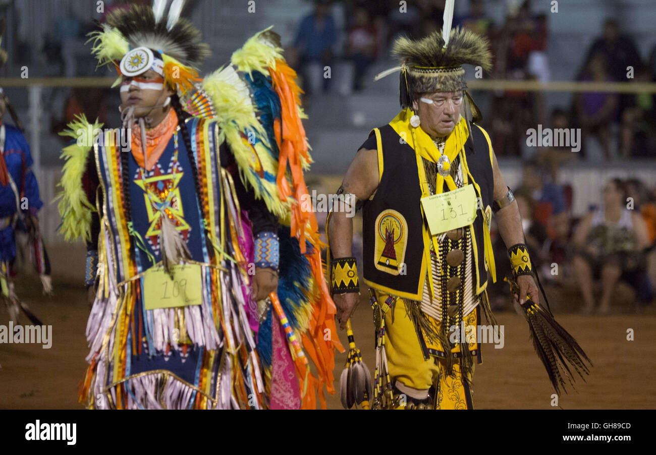 Anadarko, Oklahoma, USA. 7. August 2016. Tänzer in der Phantasie Tanzgruppe während der jährlichen American Indian-Expo in Anadarko konkurrieren, Oklahoma.The annual American Indian Expo präsentiert Kunst, Handwerk und Traditionen der 13 Ebenen Indianerstämme. Die Expo bietet der Chiricahua-Apachen, allgemein bekannt als Fort Sill Apache Fire Dancers. Sie führen '' Tanz von the Mountain Geist '', das zur Gooday Familie von Generationen von Vorfahren überliefert worden. Der Tanz soll fahren weg Krankheit und das Böse und gute Gesundheit und Glück zu bringen. (Kredit-Bild: © J Pat Carter über ZUMA Wi Stockfoto