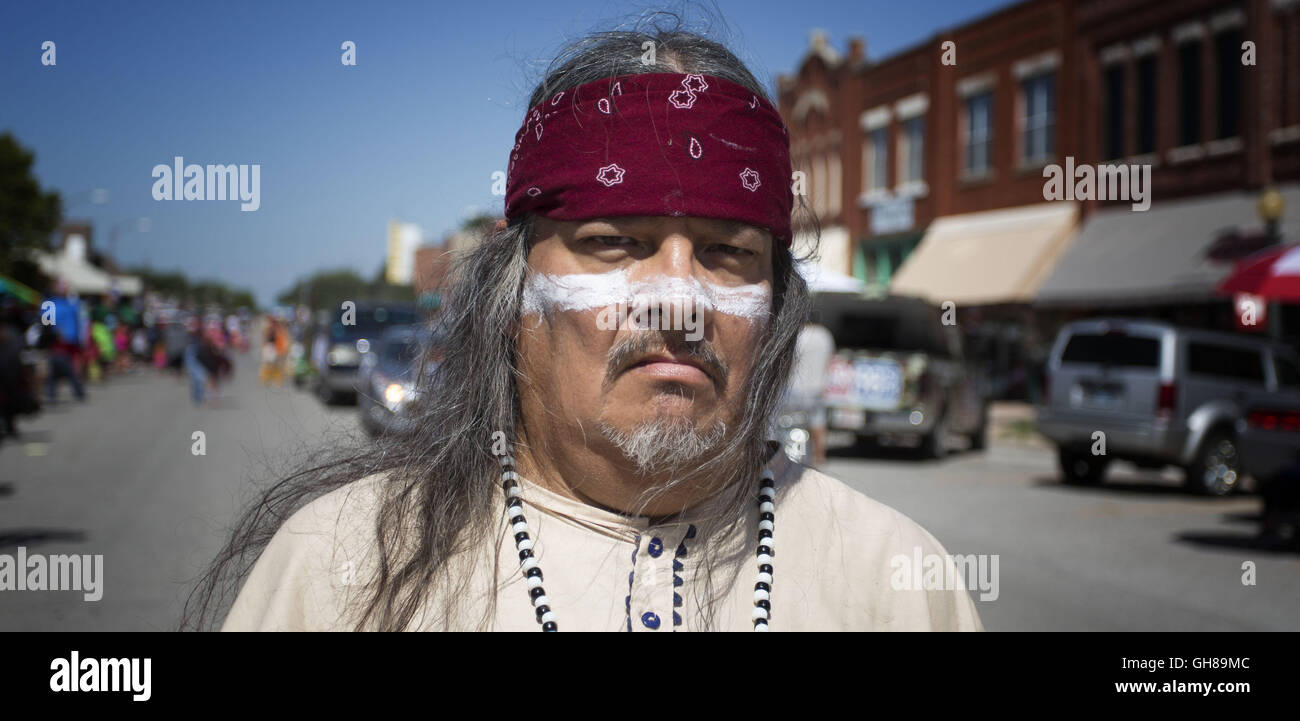 Anadarko, Oklahoma, USA. 8. November 2016. Ein amerikanischer Ureinwohner marschiert ährend die jährliche Parade der American Indian Expo in Anadarko, Oklahoma.The annual American Indian Expo präsentiert Kunst, Handwerk und Traditionen der 13 Ebenen Indianerstämme. Die Expo bietet der Chiricahua-Apachen, allgemein bekannt als Fort Sill Apache Fire Dancers. Sie führen '' Tanz von the Mountain Geist '', das zur Gooday Familie von Generationen von Vorfahren überliefert worden. Der Tanz soll fahren weg Krankheit und das Böse und gute Gesundheit und Glück zu bringen. © J Pat Carter/ZUMA Draht/Alamy Live-Nachrichten Stockfoto