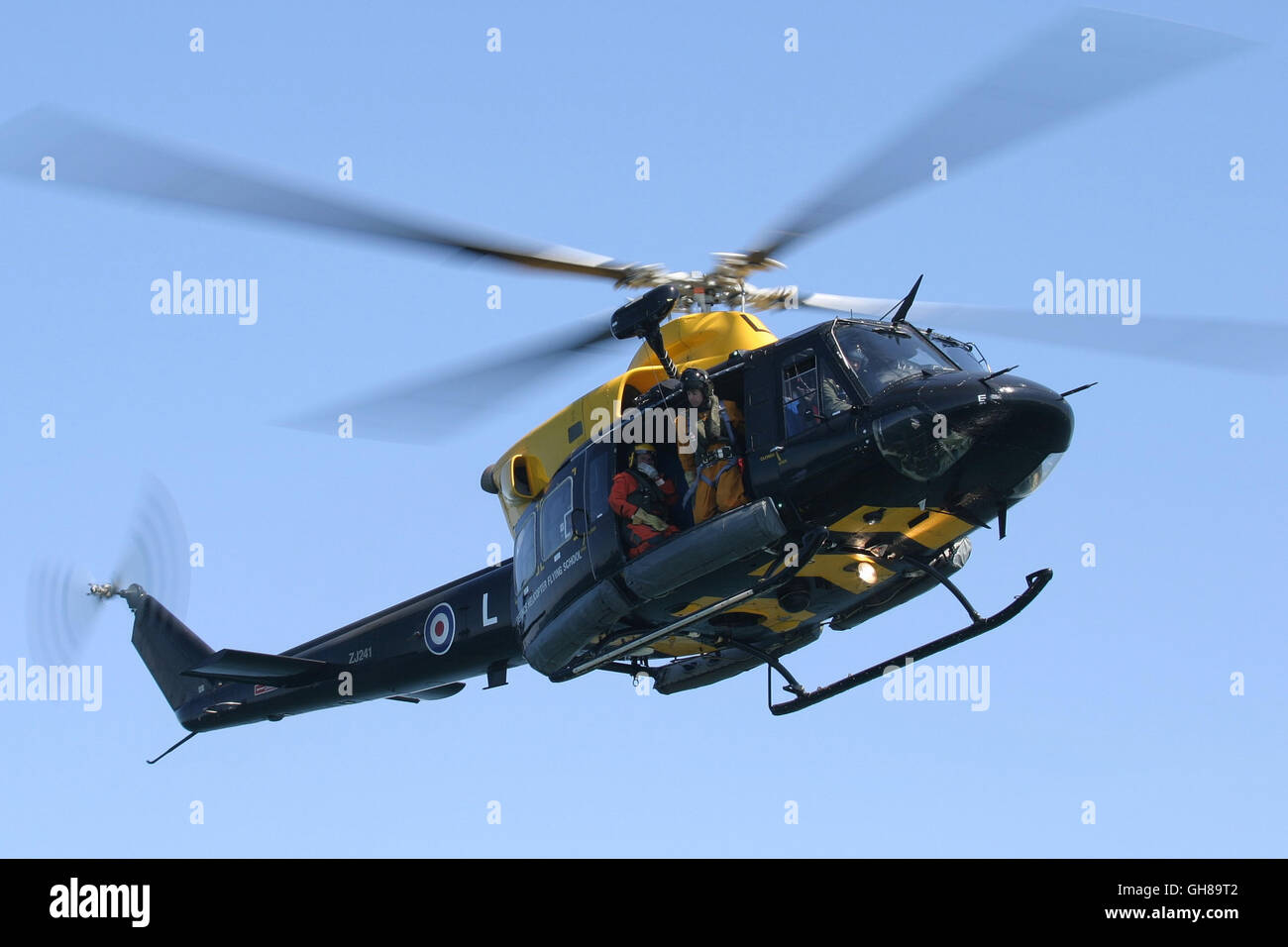 Datei PIC: North Wales, UK, 9. August 2016, Royal Air Force Bell412 Griffin HT1 Helikopter Registrierung ZJ241 machte eine vorsorgliche landet auf dem Yr Aran in Snowdonia heute Nachmittag nach einem technischen Problem. Alle Insassen des Flugzeugs wurde sicher beendet, bevor das Flugzeug fing Feuer und brannte aus. Das Foto zeigt ZJ241 Betrieb von RAF Valley vor der Küste von Anglesey North Wales im Juni 2005. Bildnachweis: Paul Haufen/Alamy Live-Nachrichten Stockfoto