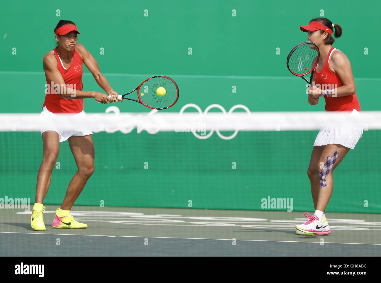 Rio De Janeiro, Brasilien. 9. August 2016. Zhang Shuai (L) und Peng Shuai Chinas konkurrieren während der Frauen Tennis Doppel zweite Runde gegen die Tschechische Andrea Hlavackova und Lucie Hradecka an den Rio Olympischen Spielen 2016 in Rio De Janeiro, Brasilien, am 9. August 2016. Andrea Hlavackova und Lucie Hradecka gewann Zhang Shuai Peng Shuai mit 2:0. Bildnachweis: Han Yan/Xinhua/Alamy Live-Nachrichten Stockfoto