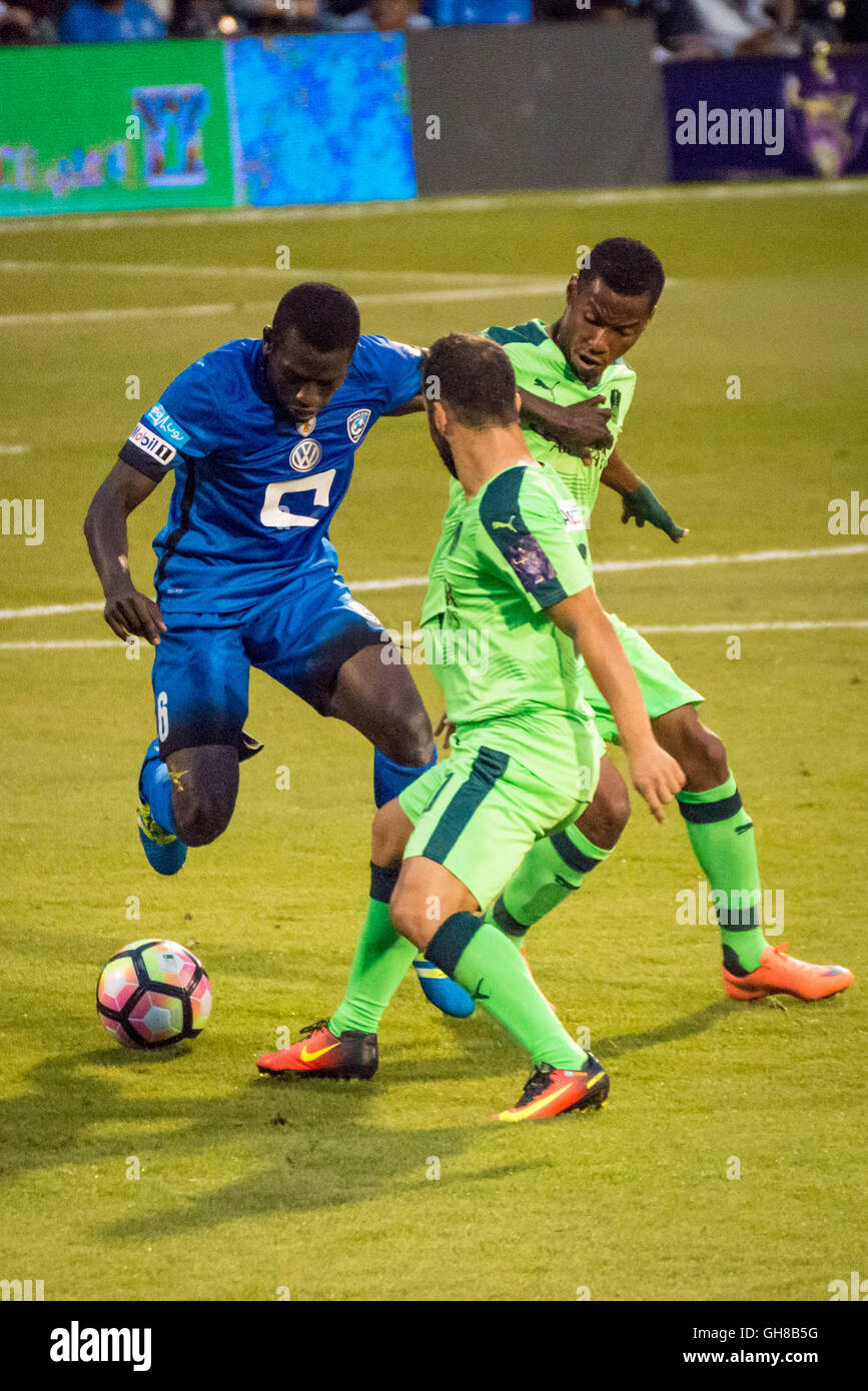 London, UK. 8. August 2016. Abdulmalek Al-Khaibri #6 (L), Giannis Fetfatzidis #10 (C). Al-Ahli Vs Al-Hilal Saudi Super Cup Finale im Craven Cottage, Fulham Football Club Credit entsprechen: Guy Corbishley/Alamy Live News Stockfoto