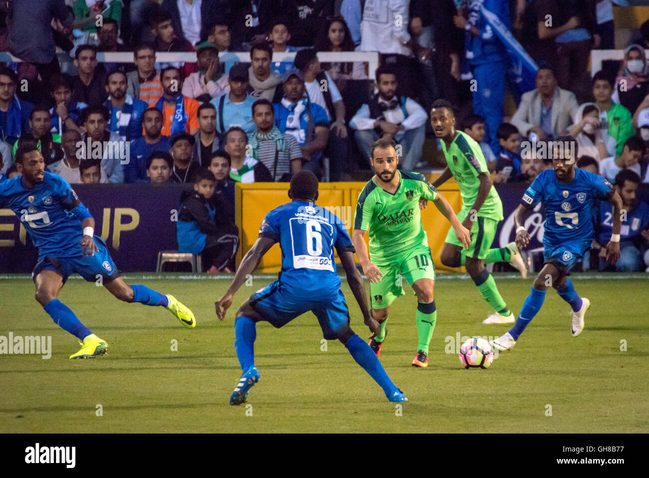 London, UK. 8. August 2016. Giannis Fetfatzidis #10, Abdulmalek Al-Khaibri #6. Al - Ahli Vs Al-Hilal Saudi Super Cup Finale im Craven Cottage, Fulham Football Club Credit entsprechen: Guy Corbishley/Alamy Live News Stockfoto
