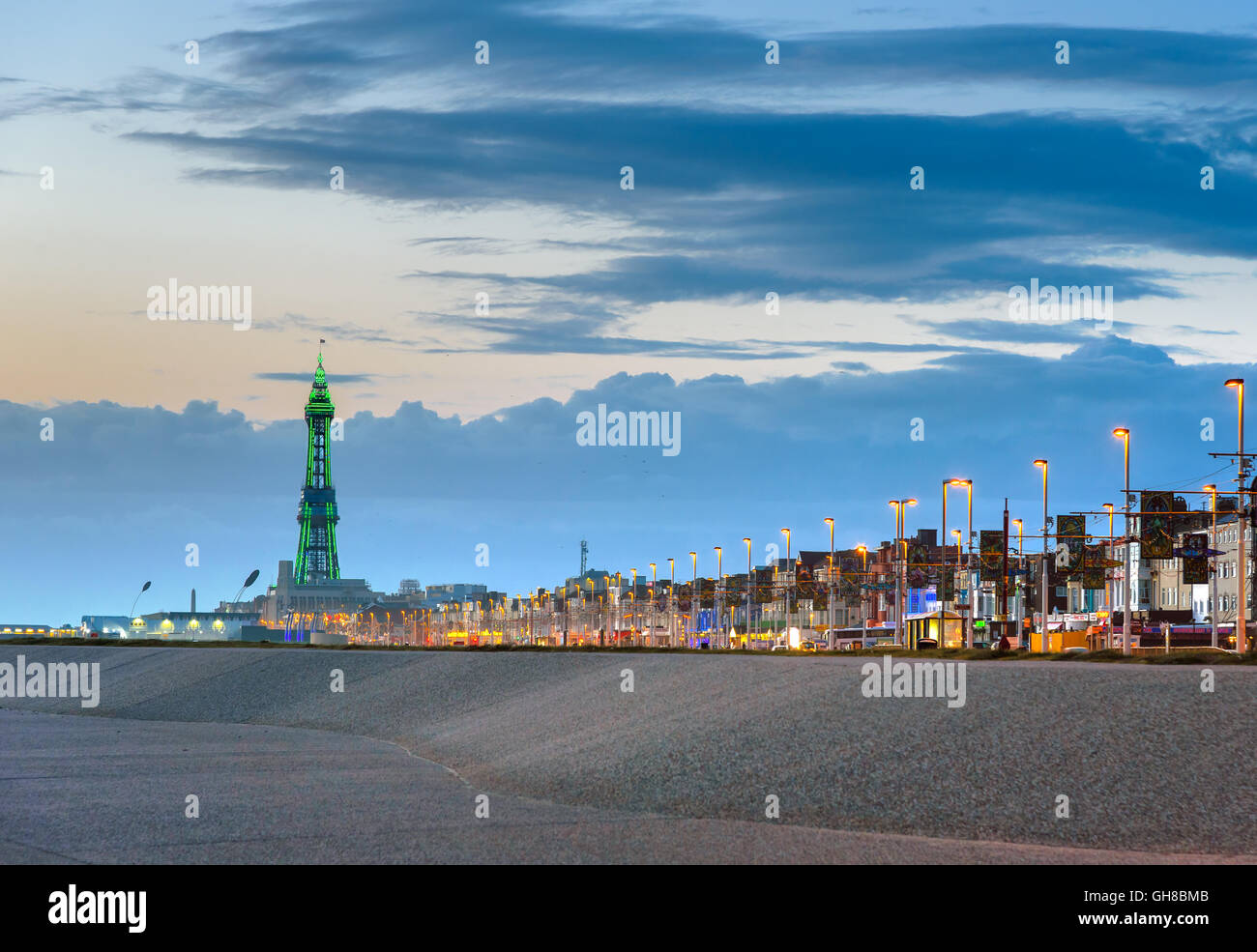 Blackpool tower beleuchtet in grünes Licht am Ende der Promenade. Stockfoto