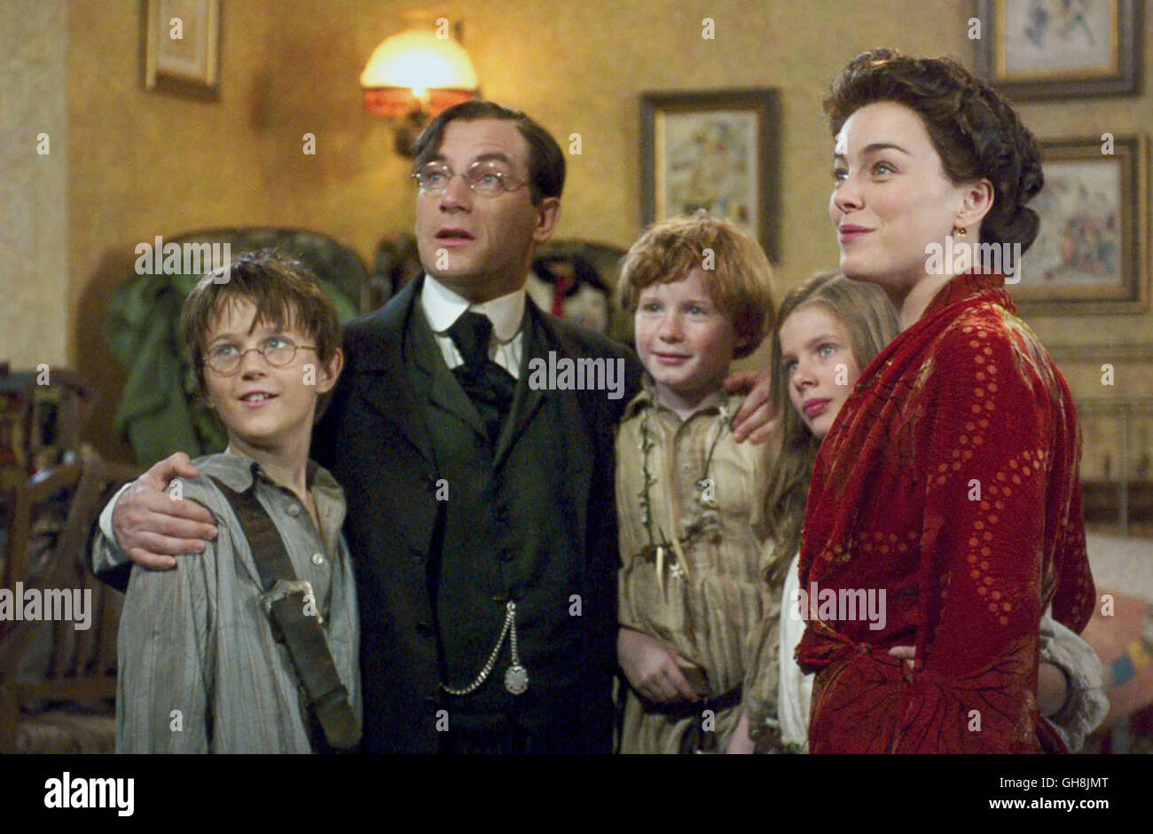 PETER PAN / Peter Pan USA 2003 / p. J. Hogan John (HARRY NEWELL), Herr Darling (JASON ISAACS), Michael (FREDDIE POPPLEWELL), Wendy (RACHEL HURD-WOOD) Und Frau Darling (OLIVIA WILLIAMS)-Regie: P. J. Hogan aka. Peter Pan Stockfoto