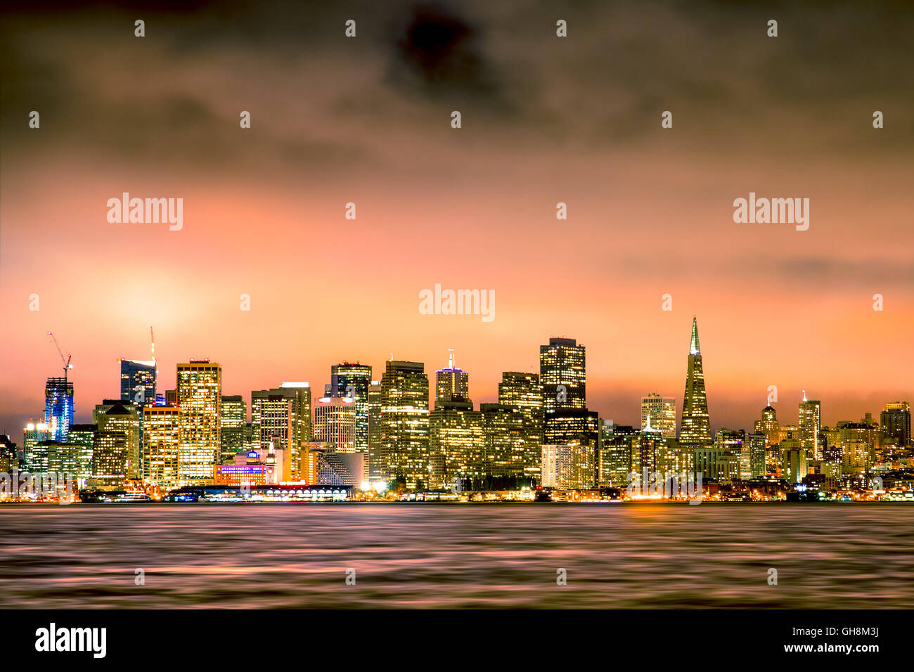 Abenddämmerung Blick auf die Skyline von San Francisco und die bay Stockfoto