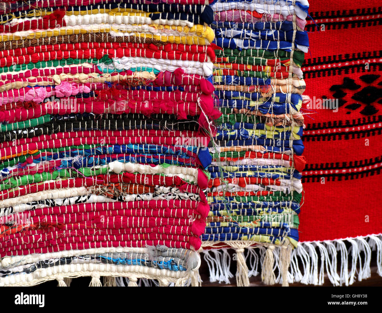 bunt bunt gewebten Stoff Matten auf dem Display für Verkauf in Mostar Bosnien-Herzegowina & Stockfoto