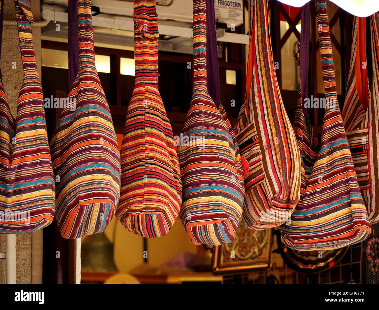bunte bunt gewebten gestreiften Taschen hängen auf dem Display für Verkauf in Mostar Bosnien-Herzegowina & Stockfoto