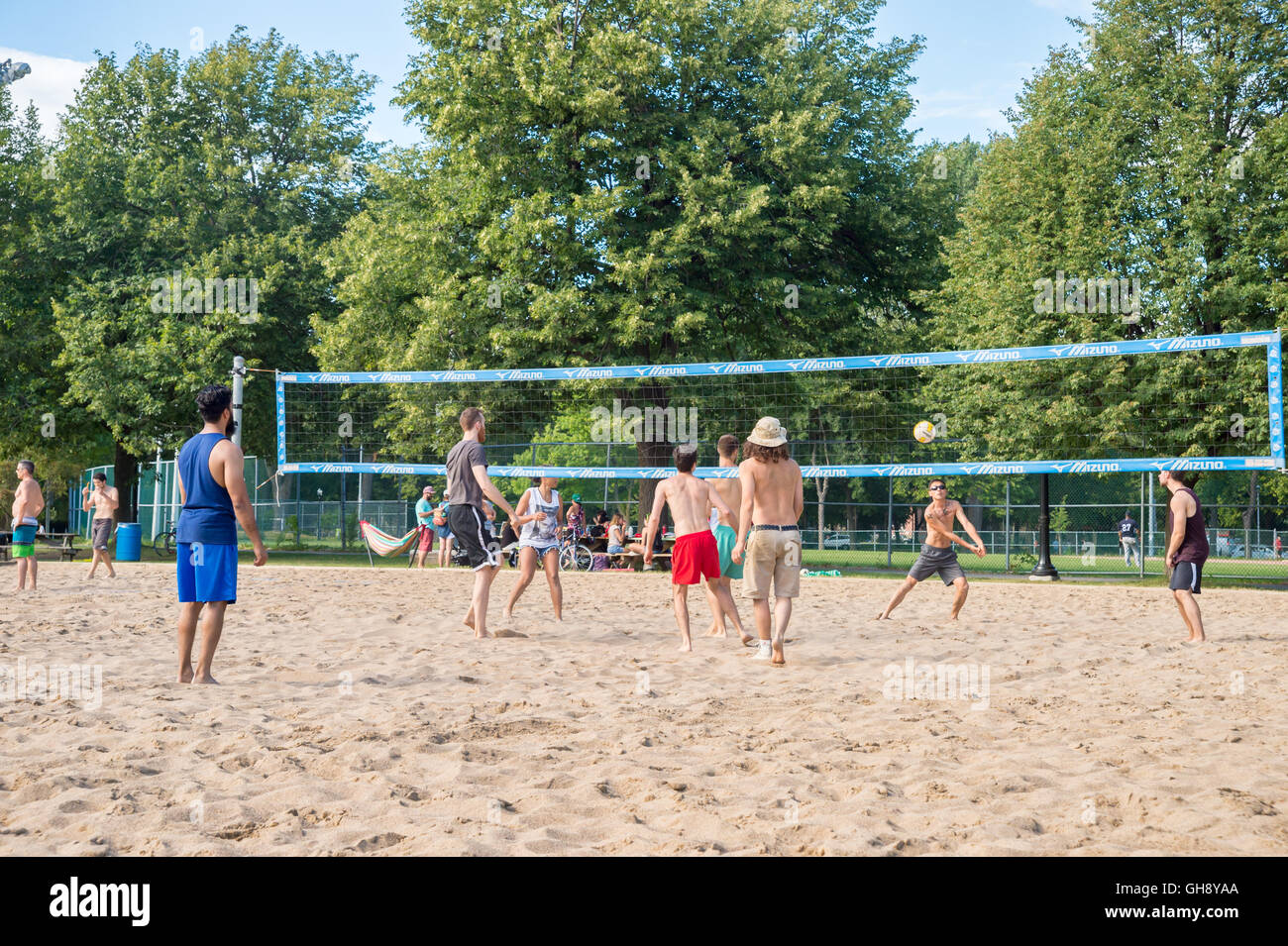 Sommer in Montreal, Kanada - Leute haben Spaß Volleyball in Lafontaine Park spielen. Stockfoto