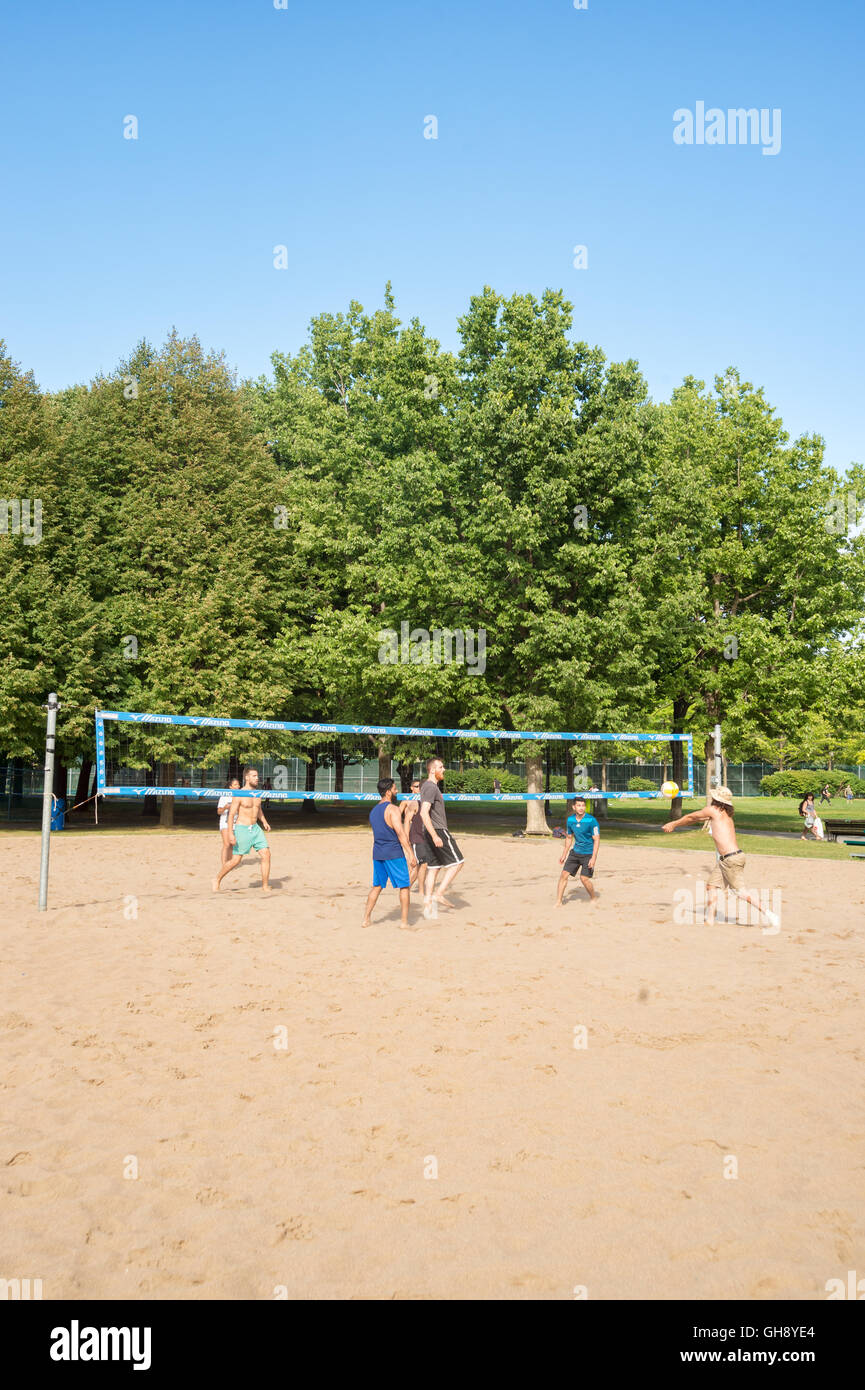 Sommer in Montreal, Kanada - Leute haben Spaß Volleyball in Lafontaine Park spielen. Stockfoto