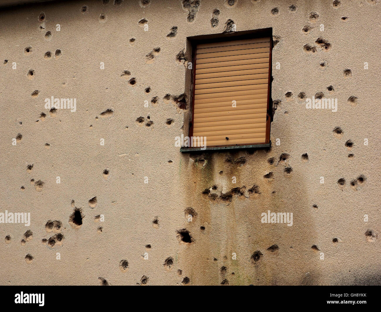 Wand des Gebäudes in Mostar pockennarbige mit Rakete Shell und Kugel Löcher um Fenster nach dem Bürgerkrieg in Bosnien-Herzegowina & Stockfoto