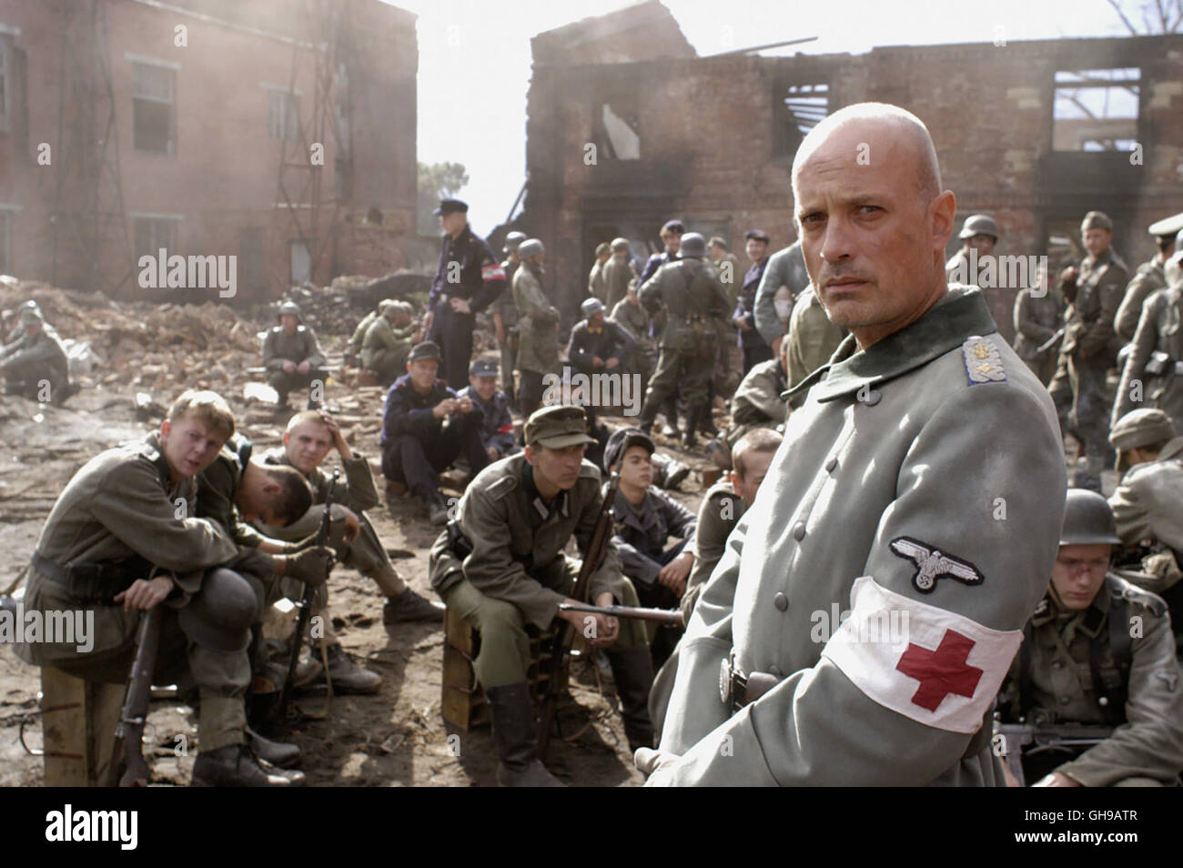 DER UNTERGANG / Der Untergang - Hitler Und Das Ende des Dritten vor Deutschland 2003 / Oliver Hirschbiegel Szene Mit CHRISTIAN BERKEL (Prof. Schenk) Und Soldaten. Regie: Oliver Hirschbiegel aka. Der Untergang - Hitler Und Das Ende des Dritten vor Stockfoto