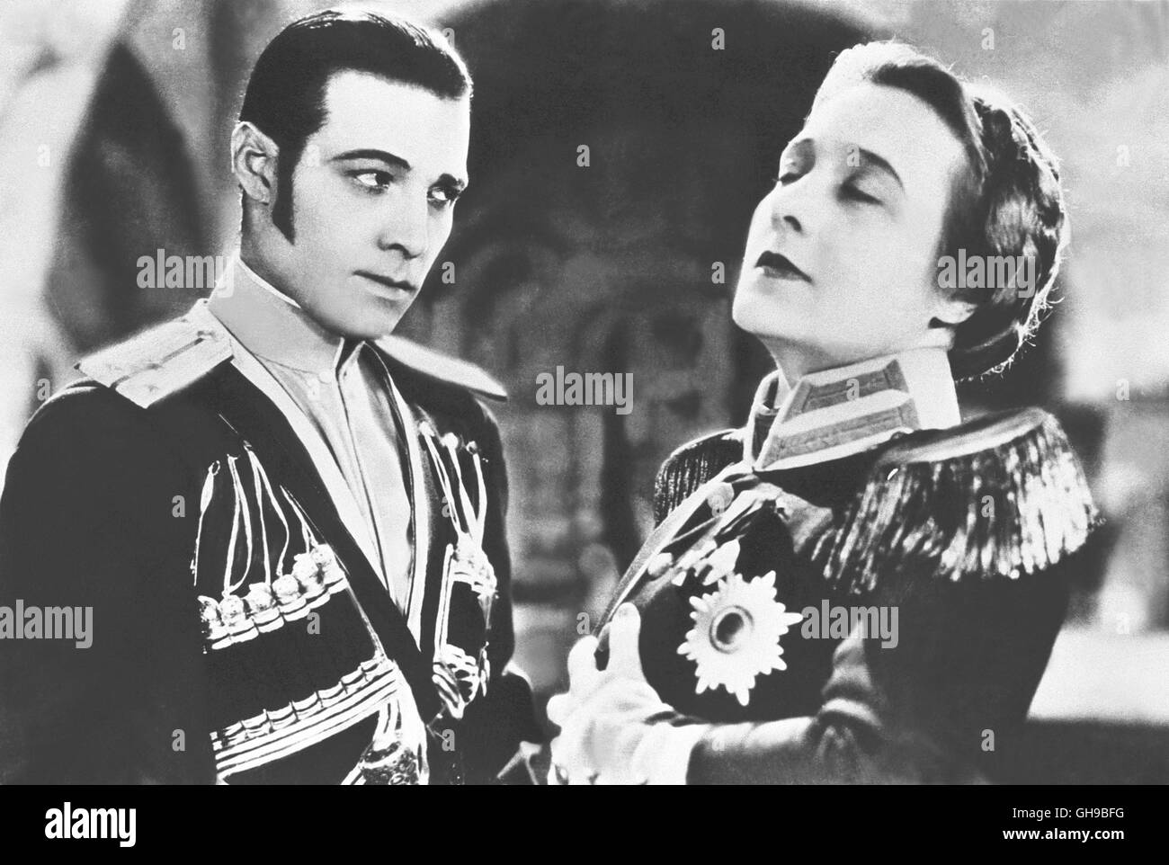 DER Adler / The Eagle USA 1925 / Clarence Brown RUDOLPH / RODOLFO VALENTINO (Lt. Vladimir Dubrovsky/The Black Eagle) Und LOUISE DRESSER (Zarin/Zarin Katharina II)-Regie: Clarence Brown aka. Der Adler Stockfoto