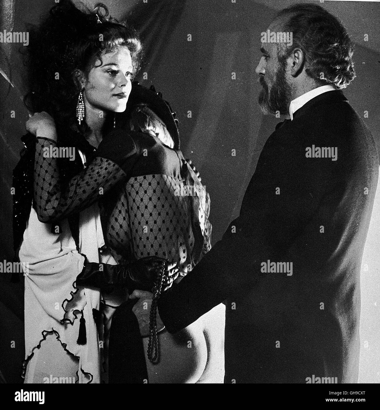 Erotikszene Mit SANDRA WEY (O), MANUEL DE BLAS (Pembroke) Film