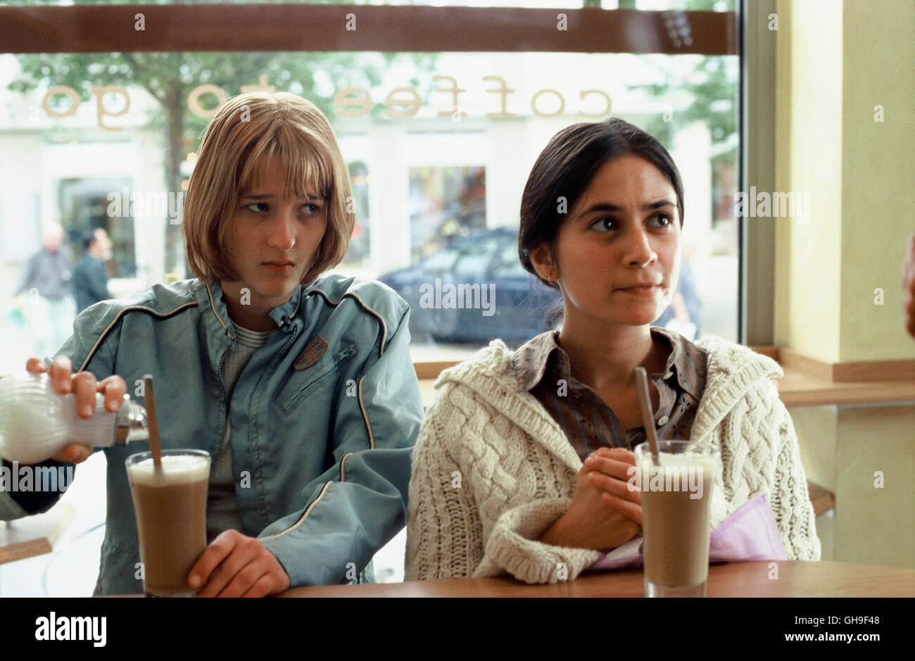 Alice (MARIA KWIATKOWSKY) Und Berivan (PINAR ERINCIN) Im Cafe Regie: Ayse Polat aka. En Garde Stockfoto
