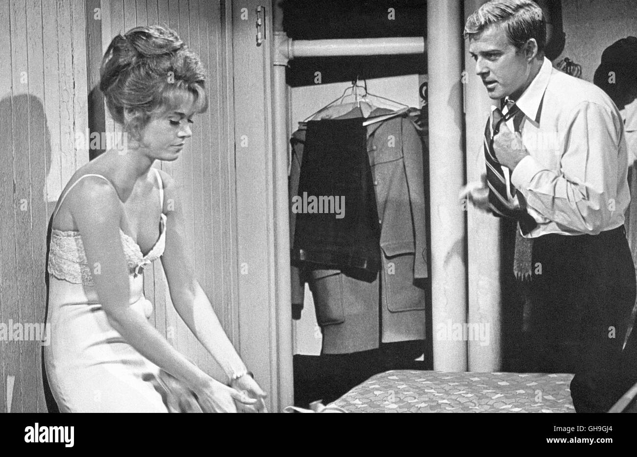 Sterben Sie Frisch Verheirateten Bratters (JANE FONDA, ROBERT REDFORD) Beziehen in Greenwich Village Ein Quartier. Glatze Gibt es die Ersten Unstimmigkeiten. Film, Fernsehen, Liebesfilm, Literaturverfilmung, Paar 60er Regie: Gene Saks aka. Barfuß im Park Stockfoto