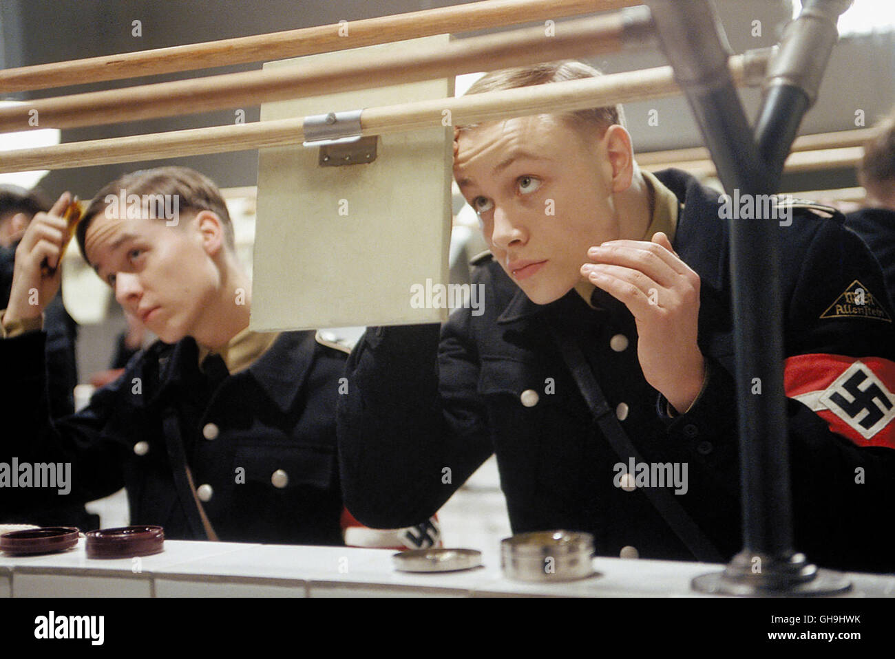 NAPOLA - ELITE FÜR DEN FüHRER Deutschland 2004 Dennis Gansel Albrecht Stein (TOM SCHILLING) Und Friedrich Weimer (MAX RIEMELT) Film, Fernsehen, Kino, Drama, Kriegsfilm-Regie: Dennis Gansel Stockfoto