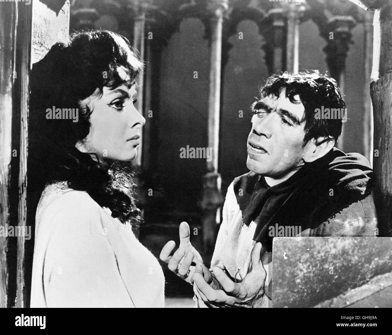 DER GLÖCKNER VON NOTRE-DAME Notre-Dame de Paris Italien/Frankreich 1956 Jean Delannoy Quasimodo (ANTHONY QUINN) Entführt Esmeralda (GINA LOLLOBRIGIDA) in Höhle Turm der Kathedrale, um Sie Vor Dem Galgen Zu Retten. Regie: Jean Delannoy aka. Notre-Dame de Paris Stockfoto