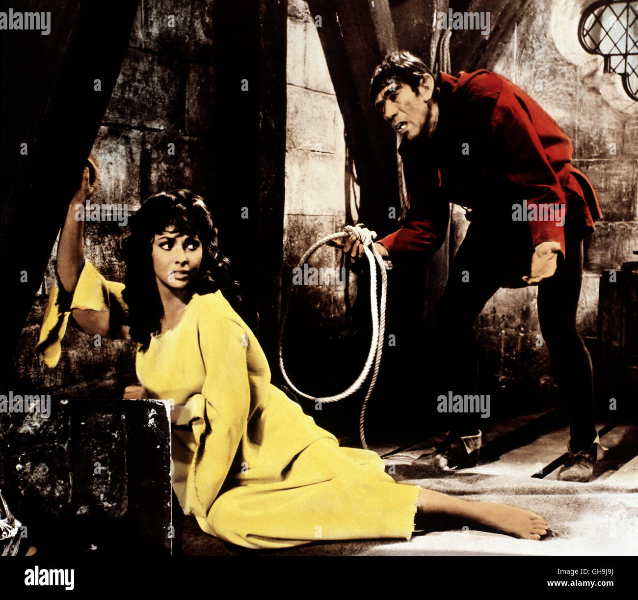 DER GLÖCKNER VON NOTRE-DAME Notre-Dame de Paris Italien/Frankreich 1956 Jean Delannoy Quasimodo (ANTHONY QUINN) Entführt die Zigeunerin Esmeralda (GINA LOLLOBRIGIDA) in Den Turm der Kathedrale, um Sie Vor Dem Galgen Zu Schützen. Regie: Jean Delannoy aka. Notre-Dame de Paris Stockfoto
