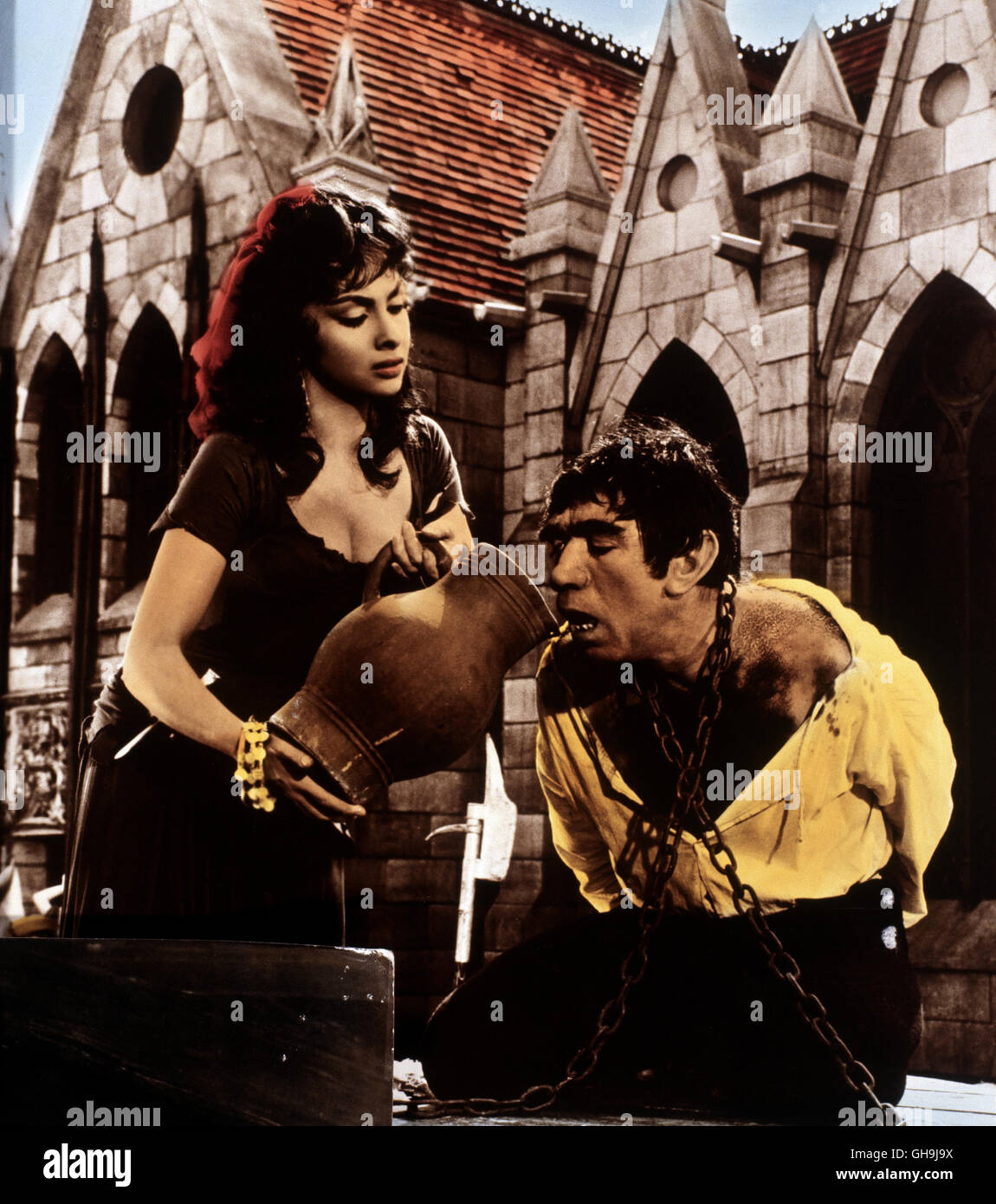 DER GLÖCKNER VON NOTRE-DAME Notre-Dame de Paris Italien/Frankreich 1956 Jean Delannoy Esmeralda (GINA LOLLOBRIGIDA) hat Mitleid Mit Dem Armen Quasimodo (ANTHONY QUINN), der Unschuldig eine Den Pranger Gestellt Wird. Film, Fernsehen, Drama, Literaturverfilmung, 50er-Regie: Jean Delannoy aka. Notre-Dame de Paris Stockfoto
