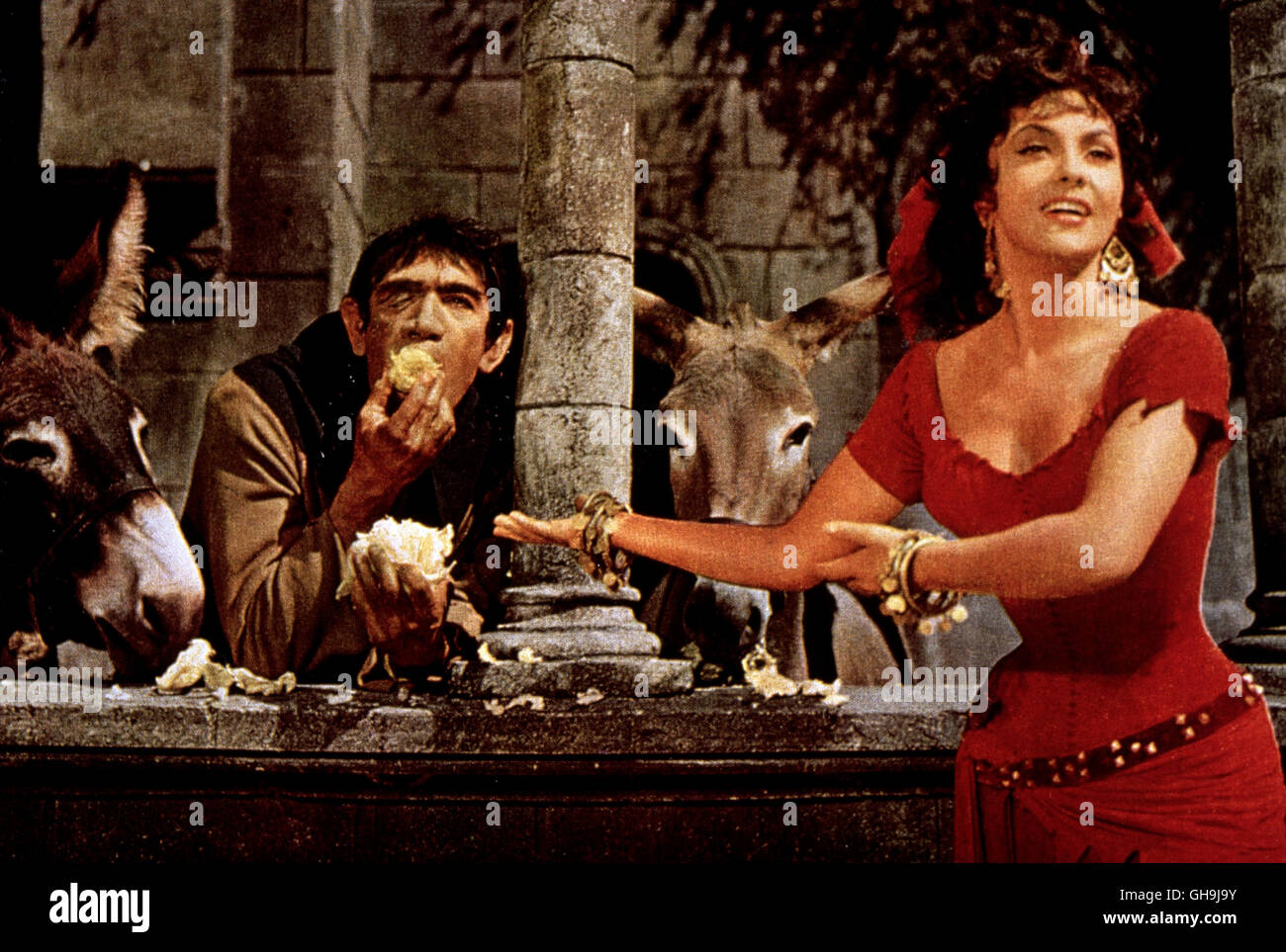 DER GLÖCKNER VON NOTRE-DAME Notre-Dame de Paris Italien/Frankreich 1956 Jean Delannoy Der Glöckner Quasimodo (ANTHONY QUINN) Und die Zigeunerin Esmeralda (GINA LOLLOBRIGIDA) Regie: Jean Delannoy aka. Notre-Dame de Paris Stockfoto