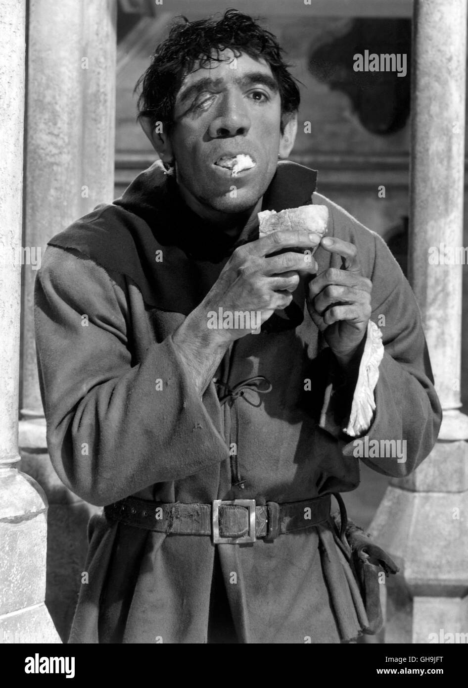 DER GLÖCKNER VON NOTRE-DAME Notre-Dame de Paris Italien/Frankreich 1956 Jean Delannoy ANTHONY QUINN (Quasimodo) Film, Fernsehen, Theater, 50er Regie: Jean Delannoy aka. Notre-Dame de Paris Stockfoto