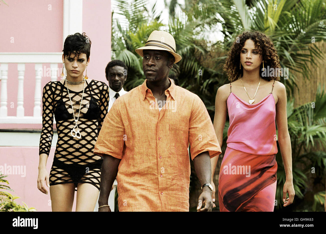 NACH dem Sonnenuntergang USA 2004 Brett Ratner Gangster Henry Moore (DON CHEADLE) Und Sein weiblichem Anhang. Film, Fernsehen, Kino, Thriller, Kriminalfilm Regie: Brett Ratner Stockfoto