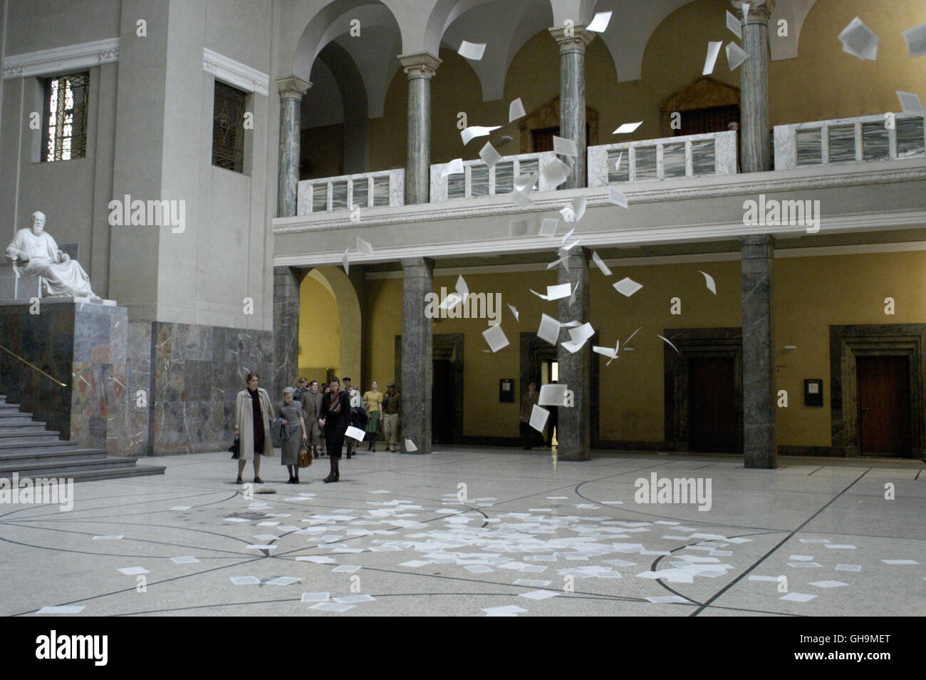 SOPHIE SCHOLL - sterben aber TAGE Deutschland 2004 Marc Rothemund Sophie Und Hans Scholl Werfen Ihre Flugblätter in Den Lichterhof der Münchner Universität. Regie: Marc Rothemund Stockfoto