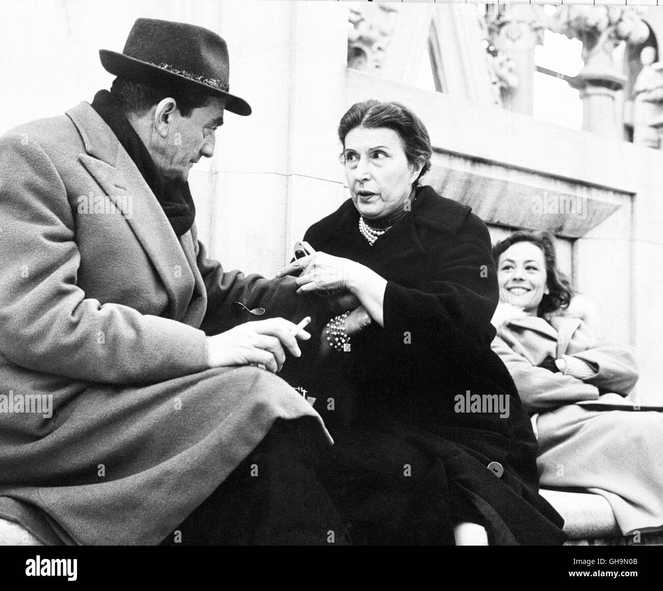 LUCHINO VISCONTI Regisseur LUCHINO VISCONTI, KATINA PRAXINOU Und ANNIE GIRARDOTam Set von "Rocco e ich Suoi Fratelli", 1960. Stockfoto