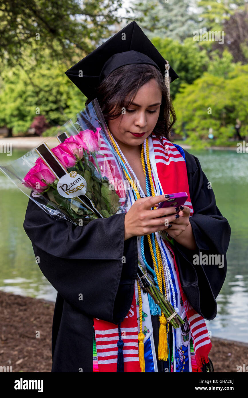 Versand von SMS, Studentin, Abschlussfeier, Sonoma State University, Stadt, Rohnert Park, Sonoma County, California, Vereinigte Staaten von Amerika Stockfoto