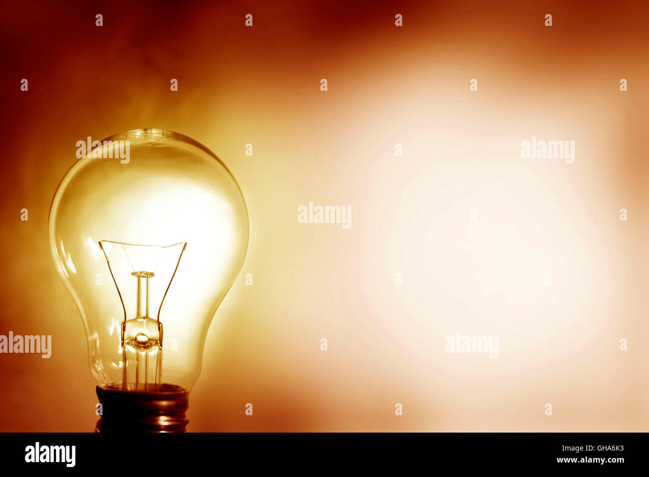 Glühbirne leuchtet. Kopie von Werbeflächen Stockfotografie - Alamy