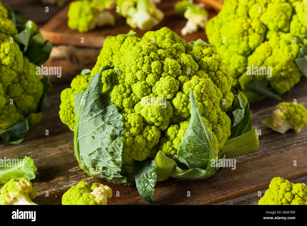 Rohe organische grünen Brokkoli Blumenkohl bereit zum Kochen Stockfoto