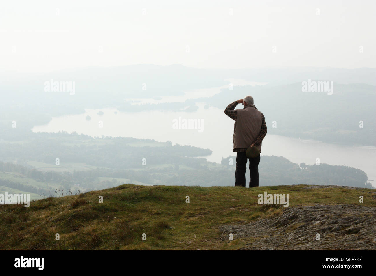 Ältere männliche Wanderer mit Blick auf Lake Windermere Englands Lake District Stockfoto