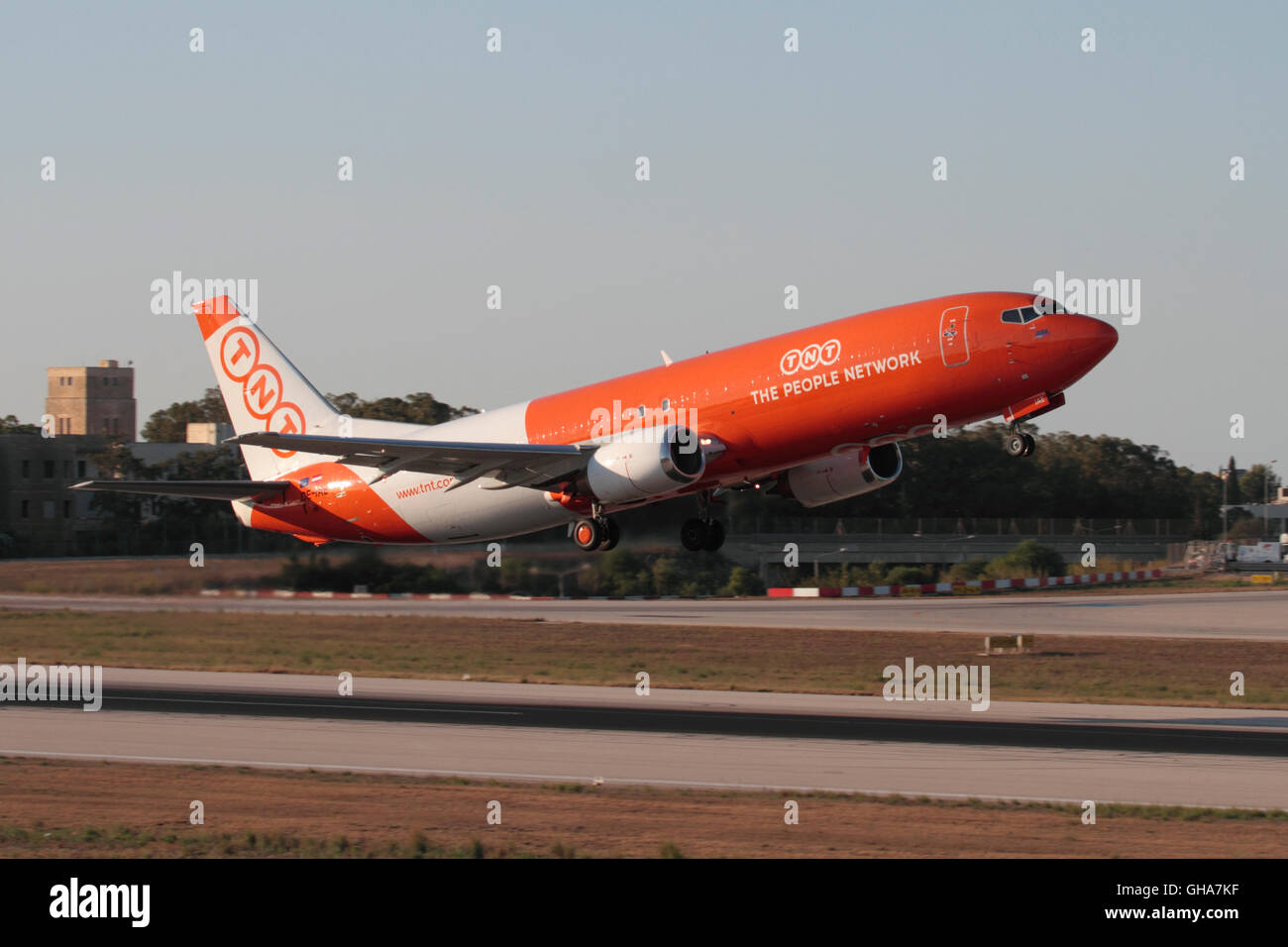 TNT Airways Boeing737-400 F cargo Düsenflugzeug vom Malta Stockfoto