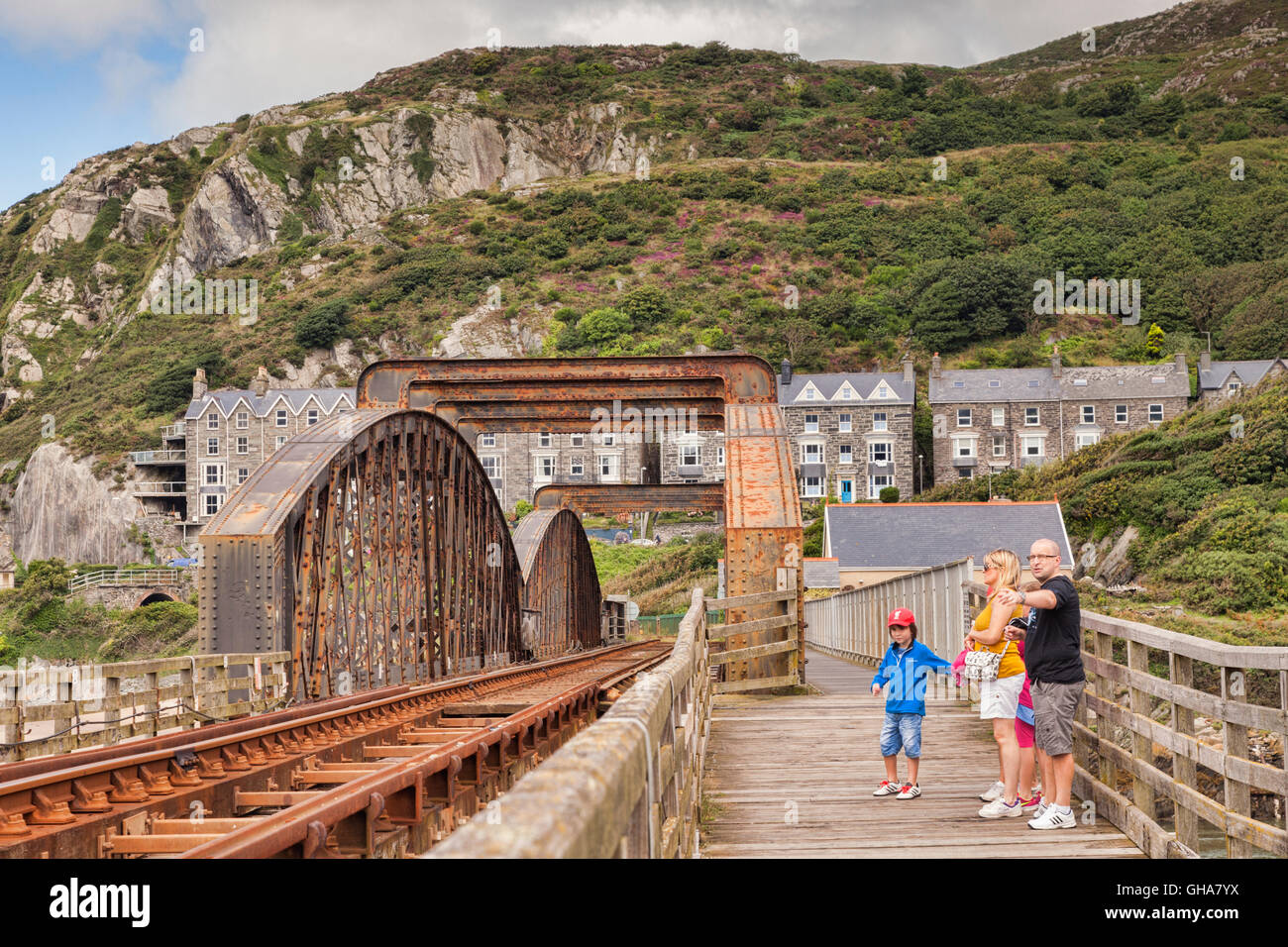 Familie auf dem Gehweg von Barmouth Viadukt, Gwynedd, Wales, UK. Leichte Bewegungsunschärfe auf Menschen in sehr großen Größen. Stockfoto