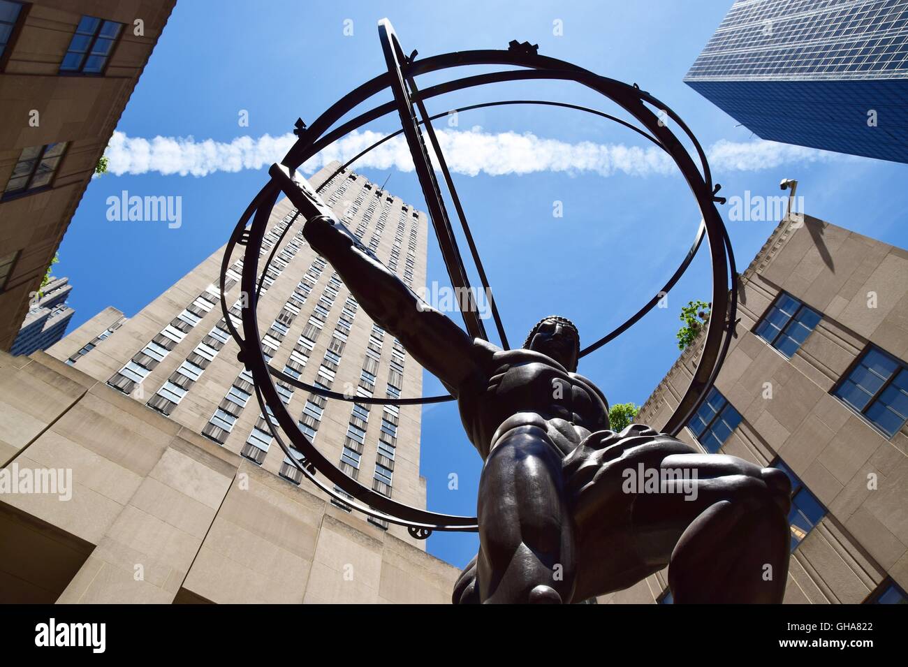 Atlas-Statue mit Jet-Stream, Rockefeller Center, New York City, USA Stockfoto