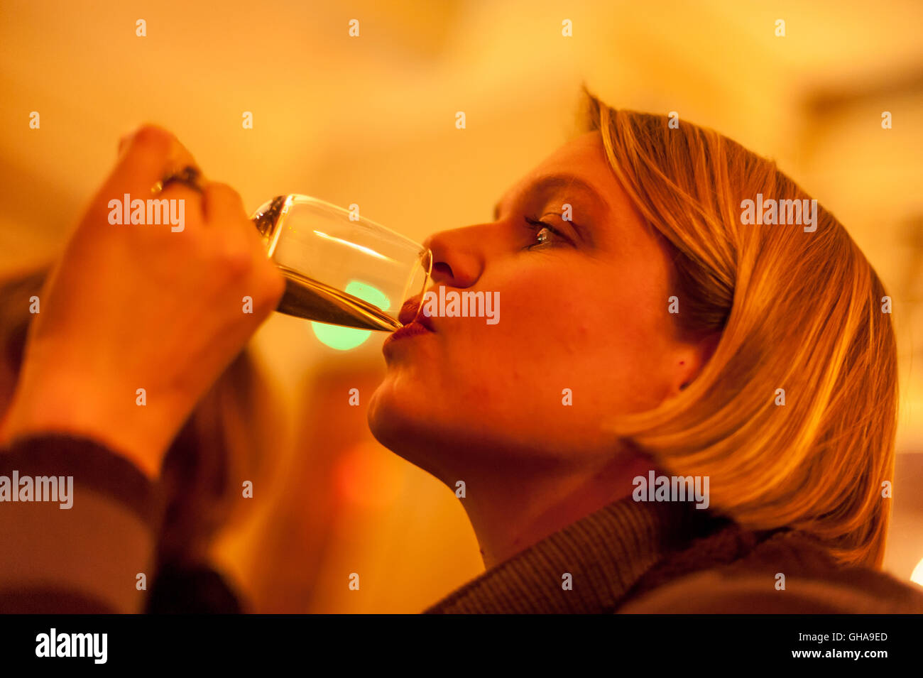 Kenner der Marken scotch Whisky Verkostung verschiedener Mischungen und. Stockfoto