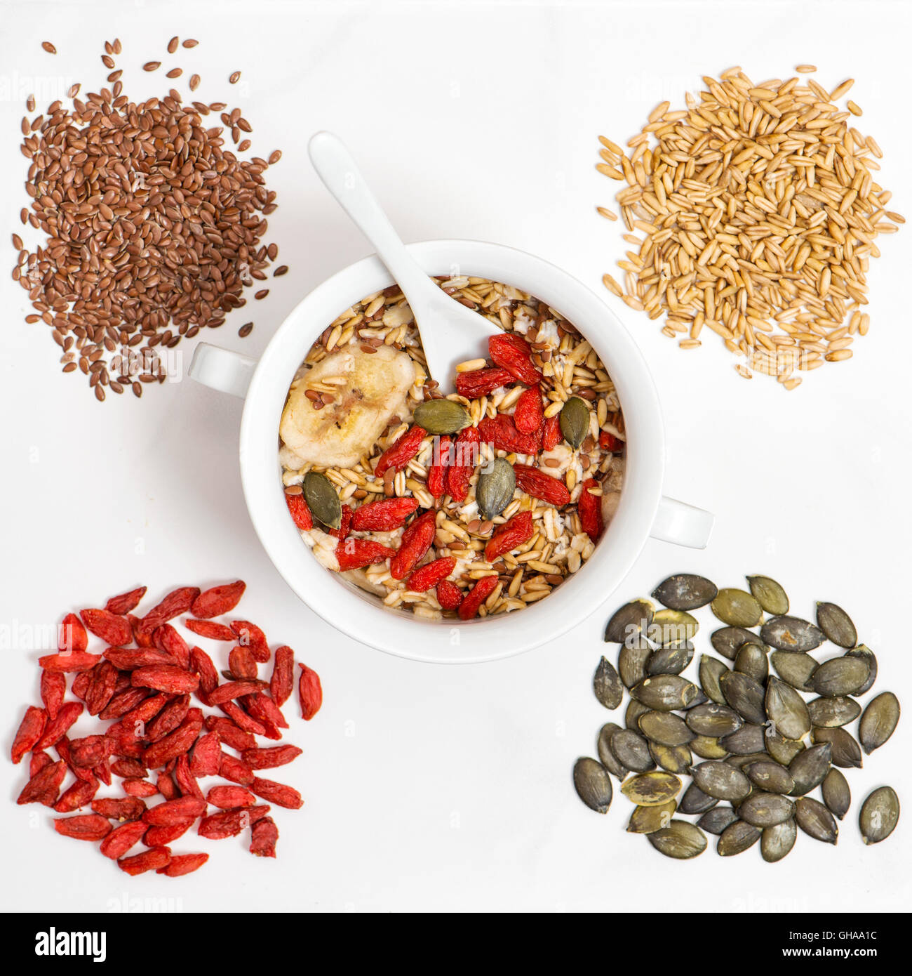 Haferflocken mit Goji-Beeren, Leinsamen, Pumpkinseed. Müsli-Frühstück. Gesunden superfoods Stockfoto