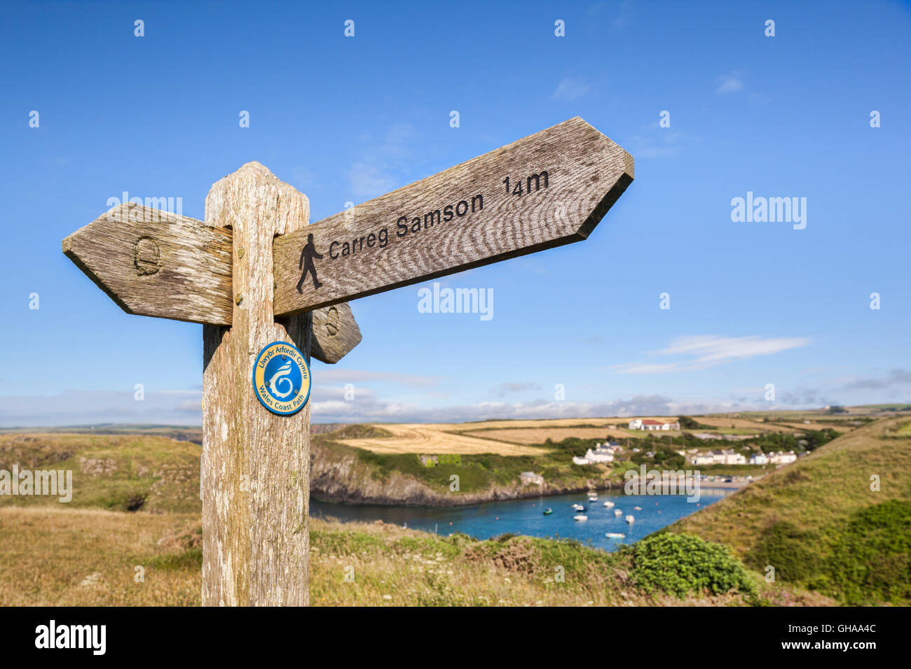 Wegweiser zeigen einen Fußweg zu Carreg Samson, ein neolithischen Dolmen Grab auf dem Pembrokeshire Wales, mit Abercastle... Stockfoto