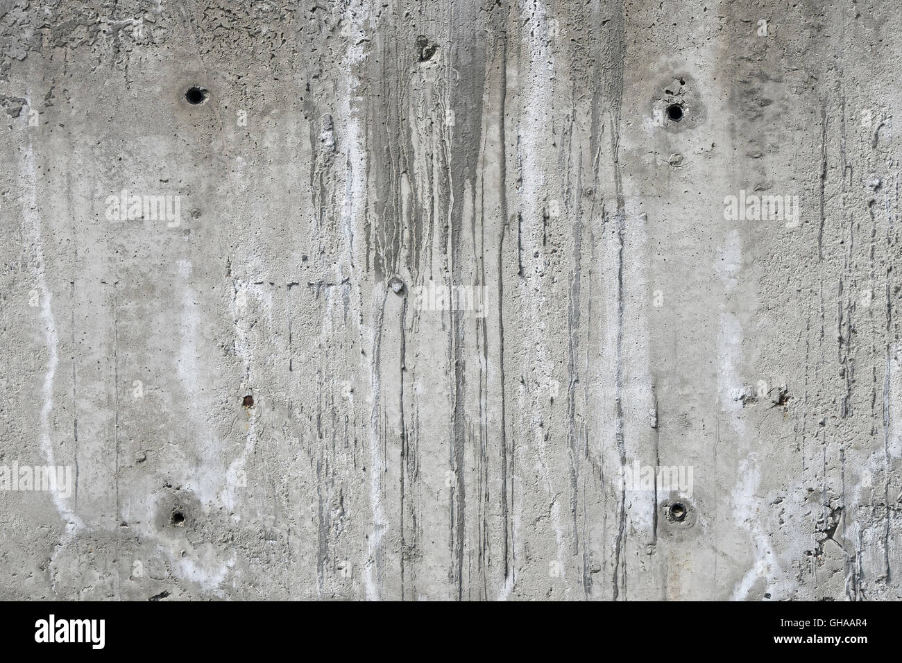 Betonwand Textur mit Blende Löcher, Durchbiegungen und läuft von Zement auf unfertigen Baustelle Stockfoto