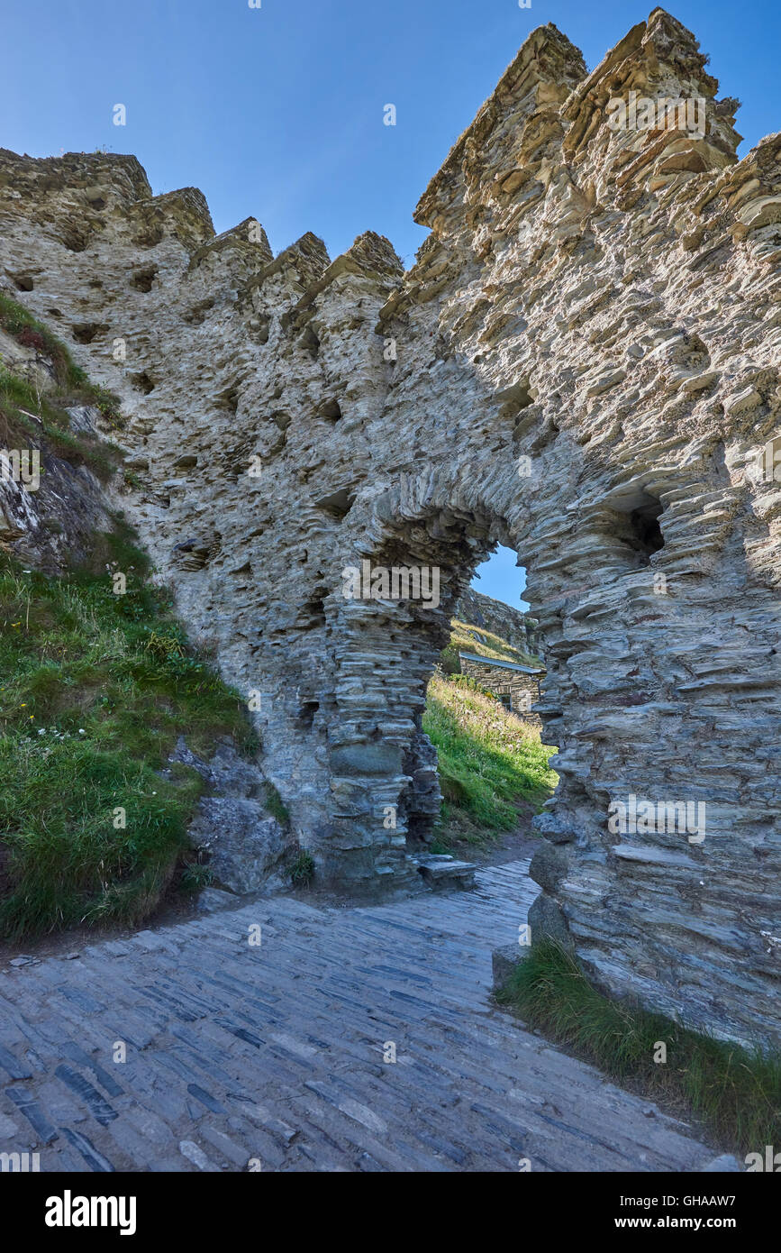 Tintagel Castle ist eine mittelalterliche Festung befindet sich auf der Halbinsel von Tintagel angrenzend an das Dorf von Tintagel Stockfoto