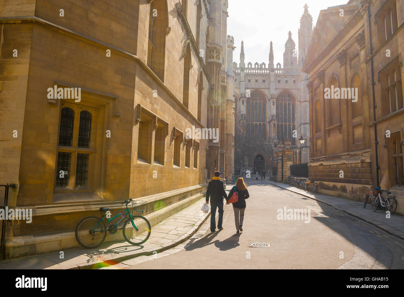 Tourism Cambridge UK, Rückansicht von zwei Touristen, die auf der Trinity Lane in Richtung King's College Chapel in Cambridge, England, Großbritannien laufen. Stockfoto