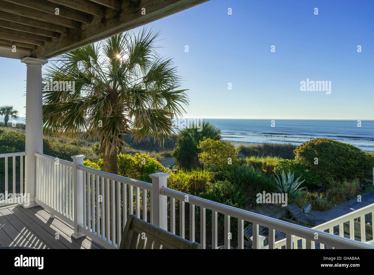 Deck-Terrasse mit Sonne & Palme, Hilton Head Beach, South Carolina USA Stockfoto