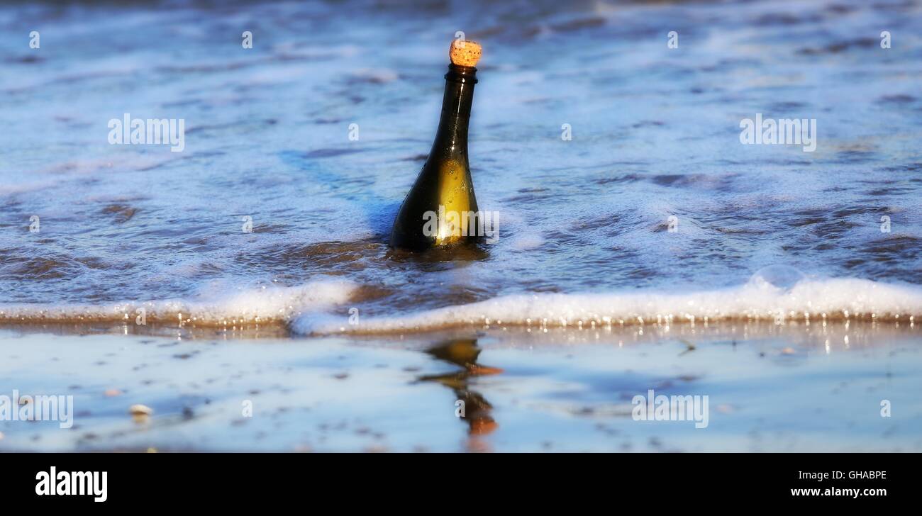 Geheime Nachricht in der Glasflasche im Meer Stockfoto